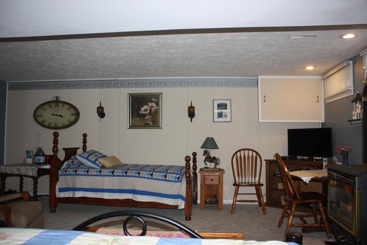Carrousel Bed & Breakfast Cayuga Kamer foto